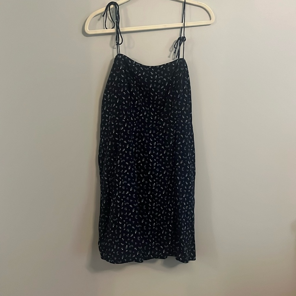 Brand: Old Navy Size: XL Color: Navy Blue with White flowers